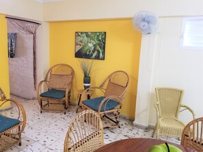 Minibar, coffres-forts dans les chambres, fer et planche à repasser