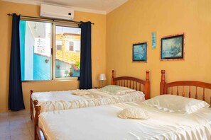 Minibar, strykjärn/strykbräda och sängkläder