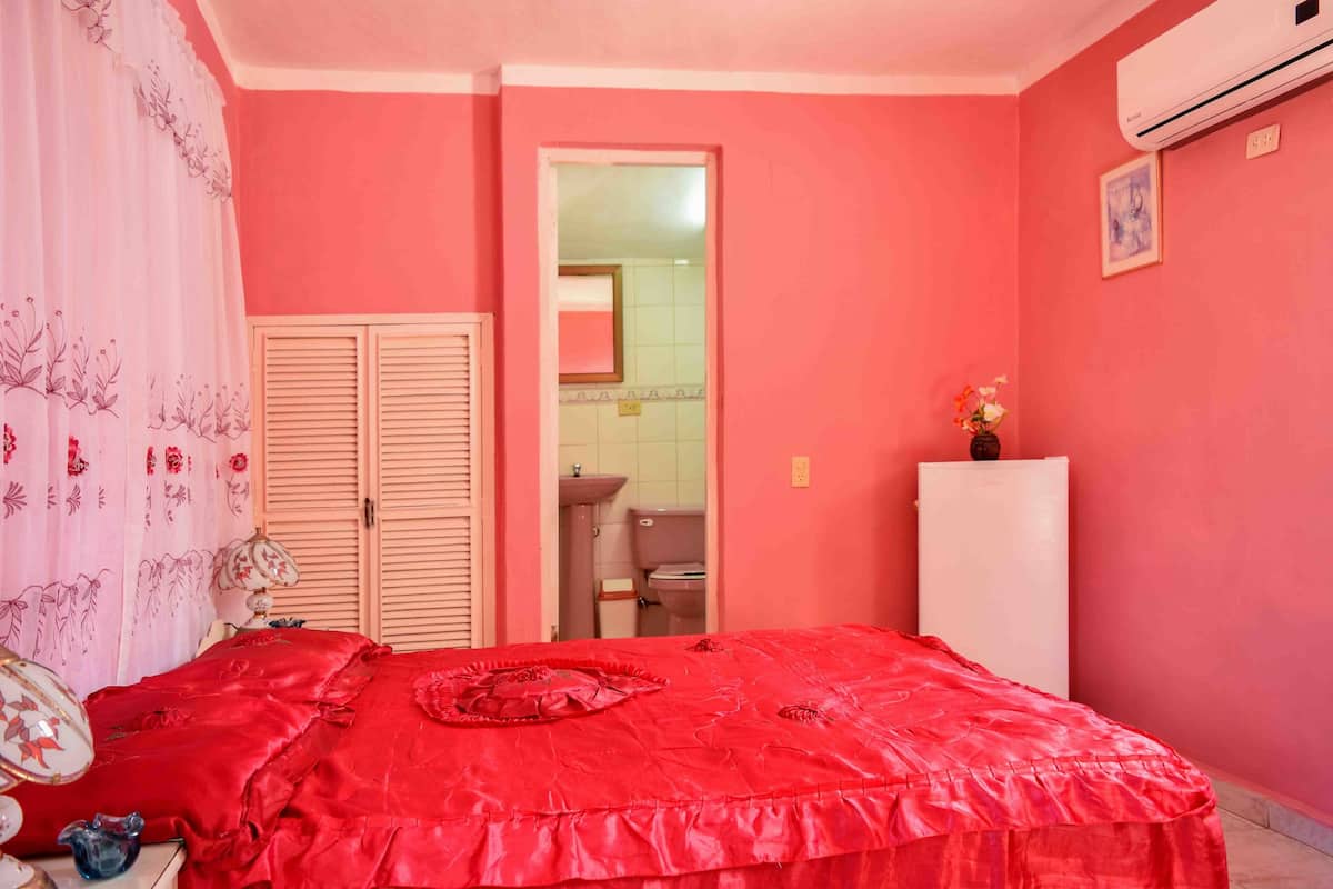 Minibar, iron/ironing board, bed sheets