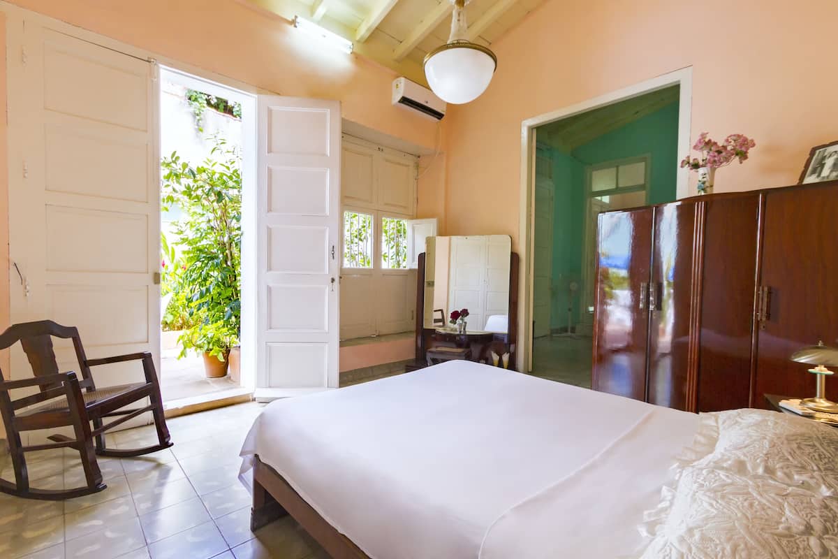 Minibar, in-room safe, iron/ironing board, bed sheets