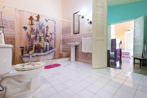 Tvåbäddsrum | Badrum | Dusch, gratis toalettartiklar, hårtork och handdukar