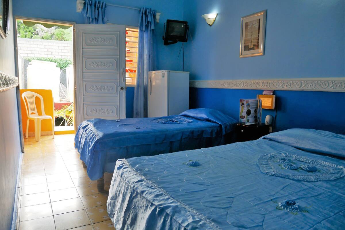 Kamer, 1 twee- of 2 eenpersoonsbedden | Een minibar, een strijkplank/strijkijzer, beddengoed