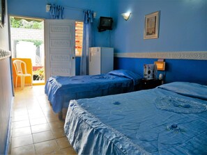 Kamer, 1 twee- of 2 eenpersoonsbedden | Een minibar, een strijkplank/strijkijzer, beddengoed