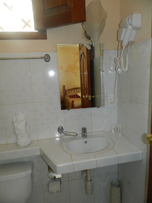 Habitación con 2 camas individuales | Baño | Regadera, amenidades de baño gratuitas, secadora de cabello, toallas