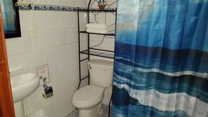 Doppel- oder Zweibettzimmer | Badezimmer | Dusche, Haartrockner, Handtücher