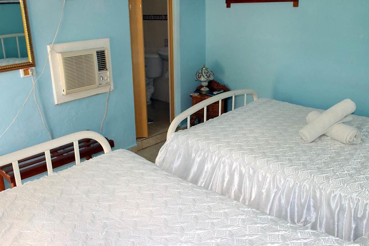 Dobbeltværelse med dobbeltseng eller 2 enkeltsenge | Minibar, strygejern/strygebræt, sengetøj