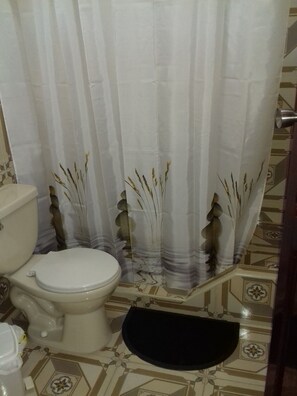 Doppel- oder Zweibettzimmer | Badezimmer | Dusche, kostenlose Toilettenartikel, Haartrockner, Handtücher