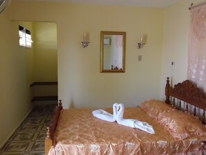 Minibar, iron/ironing board, bed sheets - Hostal Yelenis (Trinidad)