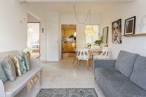 Apartamento, varias camas, no fumadores | Zona de estar | Una televisión de pantalla plana