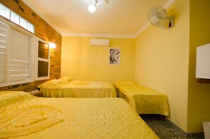 Kamer, 1 twee- of 2 eenpersoonsbedden | Een minibar, een strijkplank/strijkijzer, beddengoed