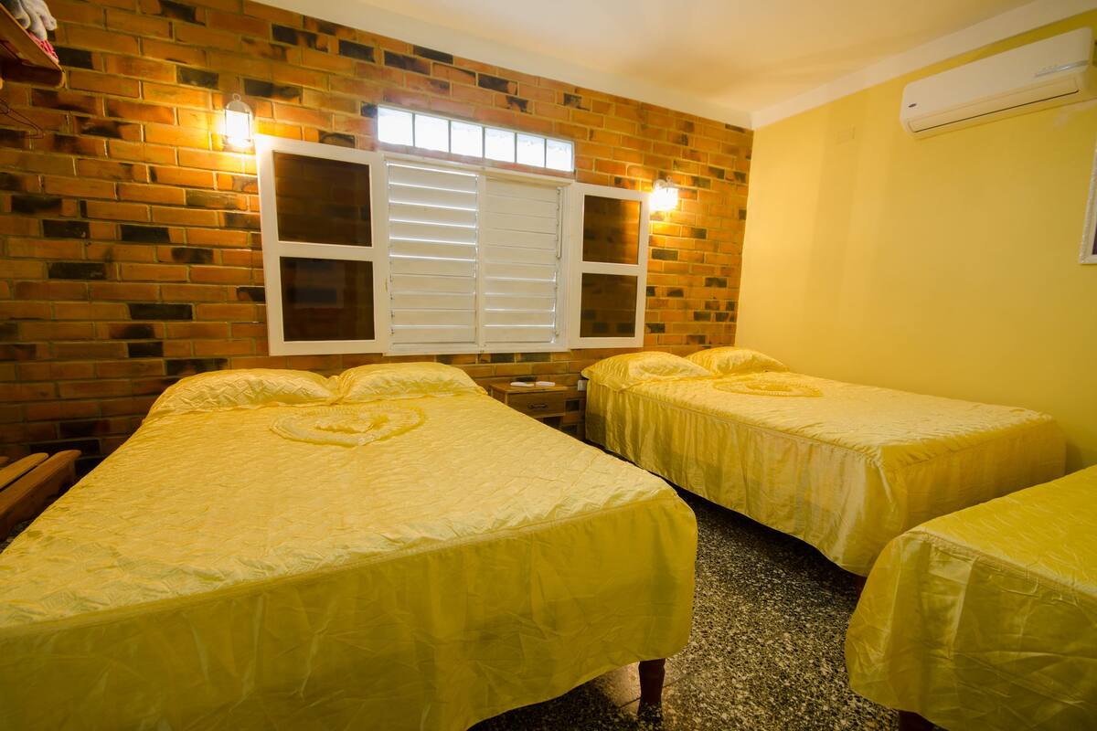 Kamer, 1 twee- of 2 eenpersoonsbedden | Een minibar, een strijkplank/strijkijzer, beddengoed