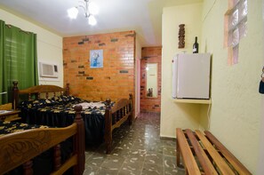 Een minibar, een strijkplank/strijkijzer, beddengoed