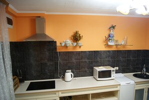 Apartamento básico, 1 cama de matrimonio con sofá cama, no fumadores | Cocina privada | Frigorífico grande, microondas, horno y placa de cocina