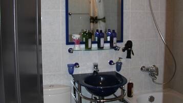 Basic-Apartment, 1 Queen-Bett und Schlafsofa, Nichtraucher | Badezimmer | Duschwanne, Komfortbadewanne, kostenlose Toilettenartikel, Haartrockner