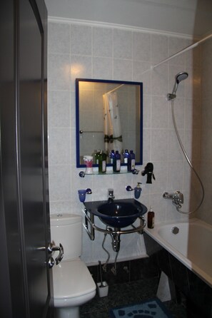 Basic-Apartment, 1 Queen-Bett und Schlafsofa, Nichtraucher | Badezimmer | Duschwanne, Komfortbadewanne, kostenlose Toilettenartikel, Haartrockner