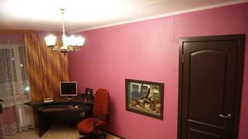 Basic-Apartment, 1 Queen-Bett und Schlafsofa, Nichtraucher | Wohnbereich | Flachbildfernseher, Computer