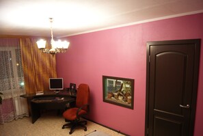 Basic-Apartment, 1 Queen-Bett und Schlafsofa, Nichtraucher | Wohnbereich | Flachbildfernseher, Computer