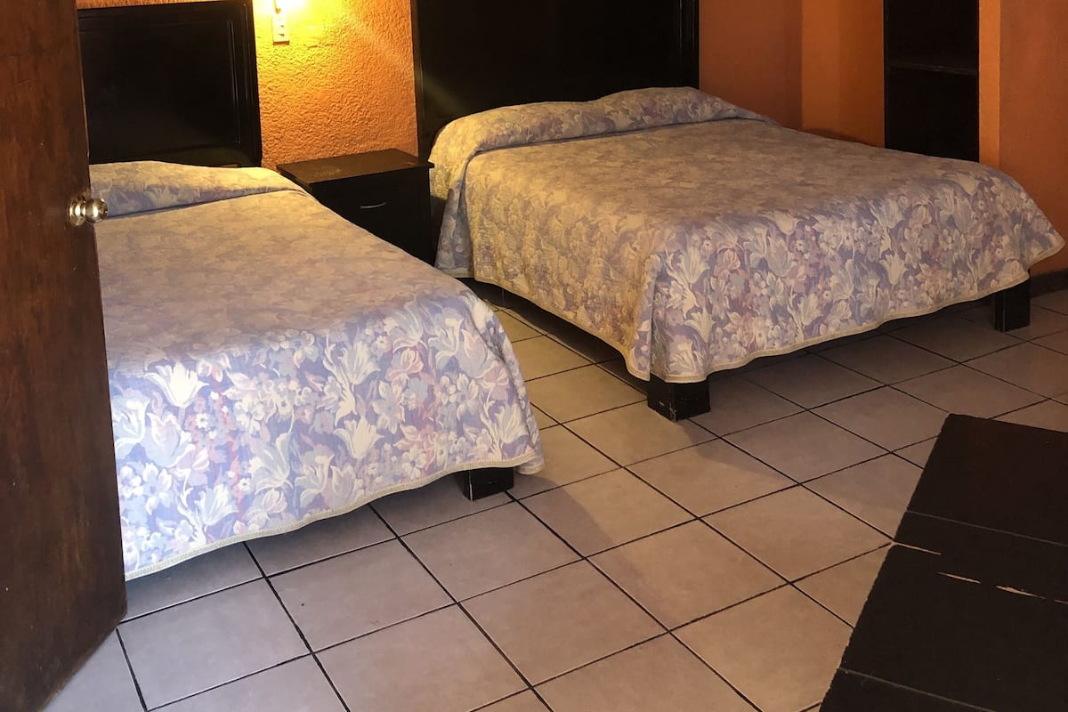 Classic Triple Room, Berbilang Katil, Non Smoking | Bilik Mandi | Pancuran mandi, kelengkapan dandanan diri percuma, tuala disediakan