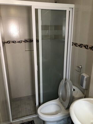 Habitación cuádruple clásica, 2 camas dobles, no fumadores | Baño | Ducha, artículos de higiene personal gratuitos y toallas