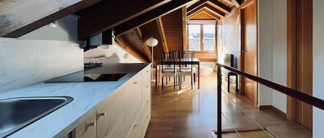 Apartamento Alba2, 2 habitaciones | Área de sala de estar | Televisión LCD de 32 pulgadas con canales digitales y televisión
