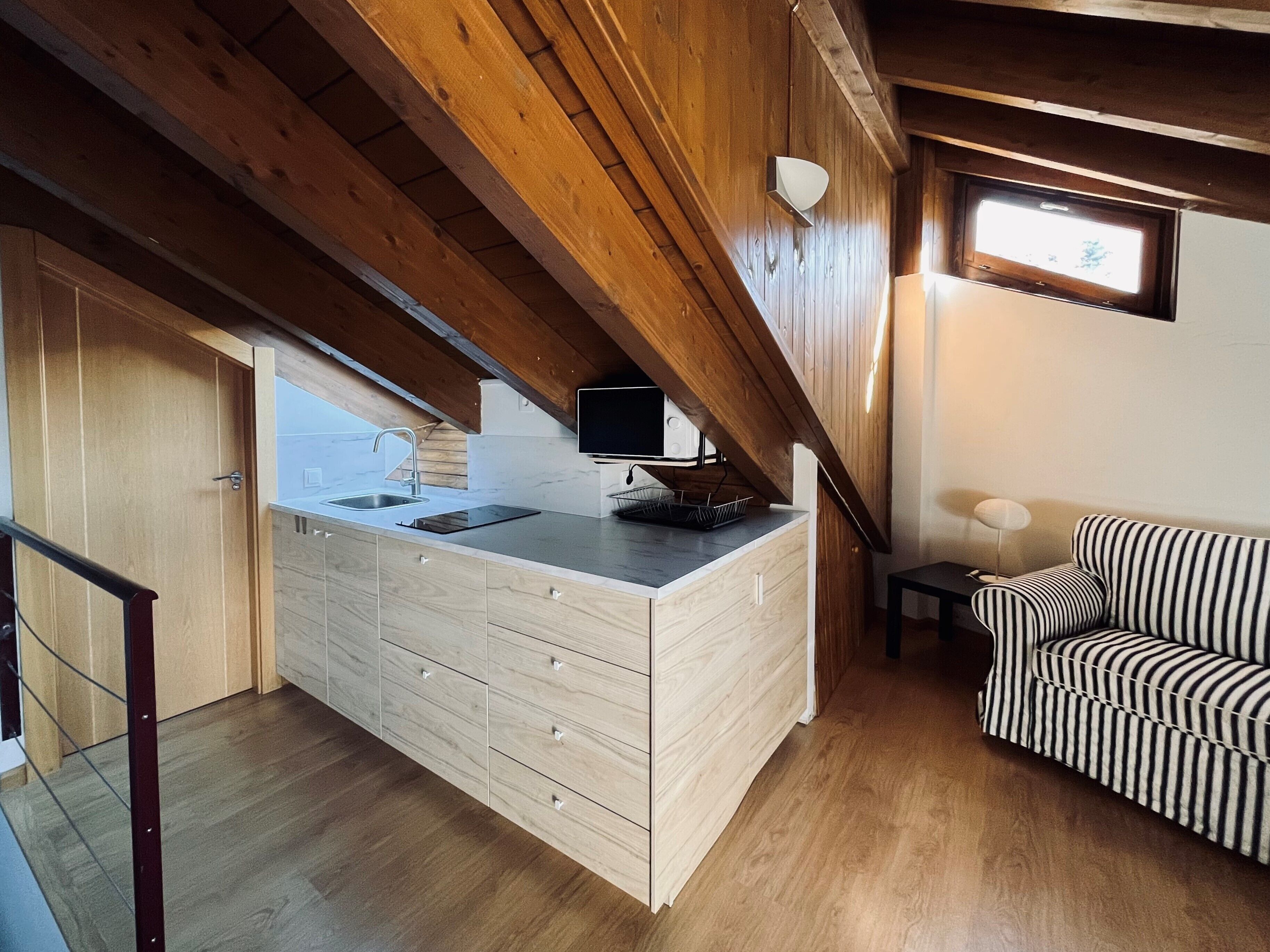 Apartament | Cuina privada | Frigorífic gran, microones, placa de cuina i torradora 