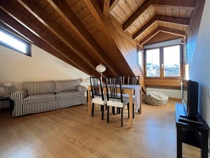 Appartement | Woonruimte | Een 32-inch lcd-televisie met digitale zenders en televisie