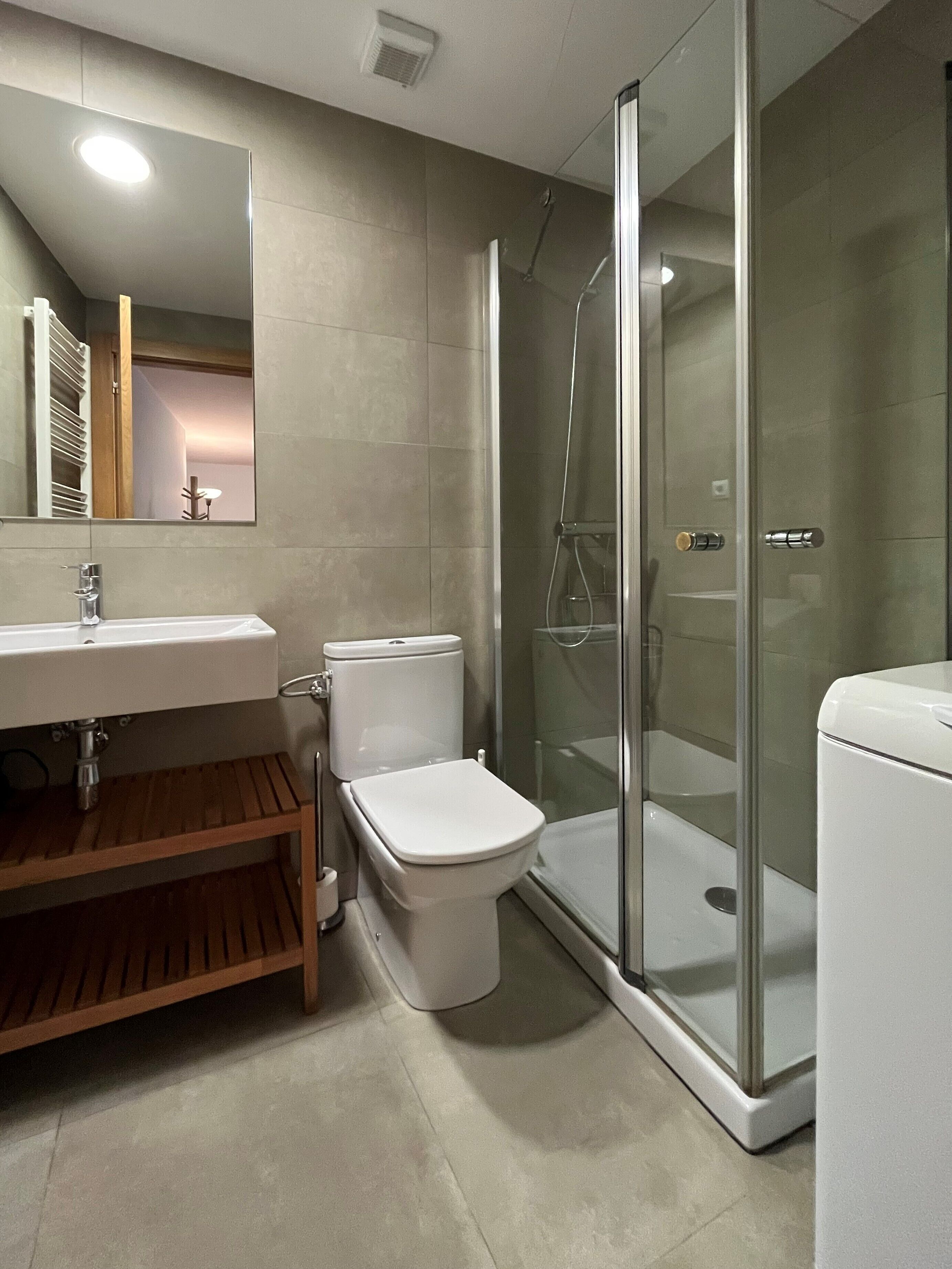 Apartamento Urmo, 1 habitación | Baño | Secador de pelo y toallas