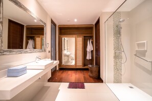 Villa, 3 chambres | Douche de la salle de bain