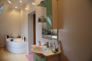 Gallery Cottage, Multiple Beds, Non Smoking | Bathroom | Shower, hair dryer, towels - Galereya Cottage (Kursk)