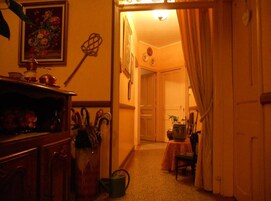 Decoración personalizada, muebles diferentes y escritorio 