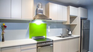 Private kitchen - LUXURY GUEST SUITE (Auckland)