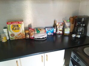 Kamar Double Comfort | Dapur pribadi | Lemari es di ruangan bersama, microwave di ruangan umum, dan oven