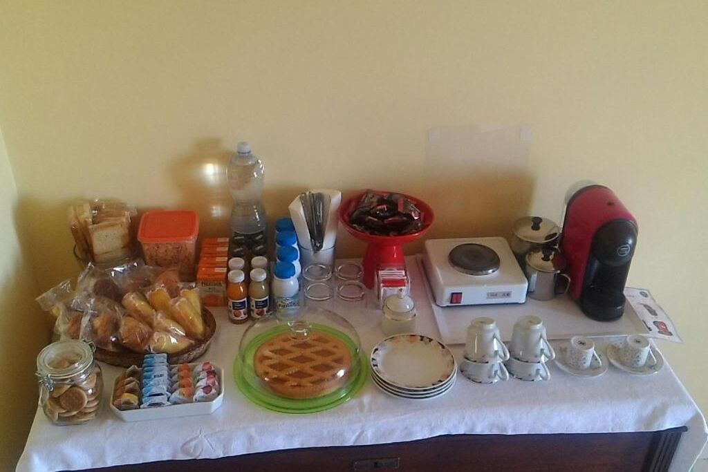 Une table avec divers aliments, des condiments et une machine à café.