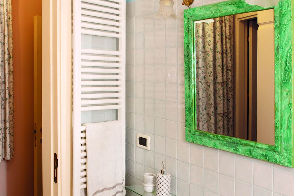 Habitación familiar | Baño | Ducha, artículos de higiene personal gratuitos, secador de pelo y bidé