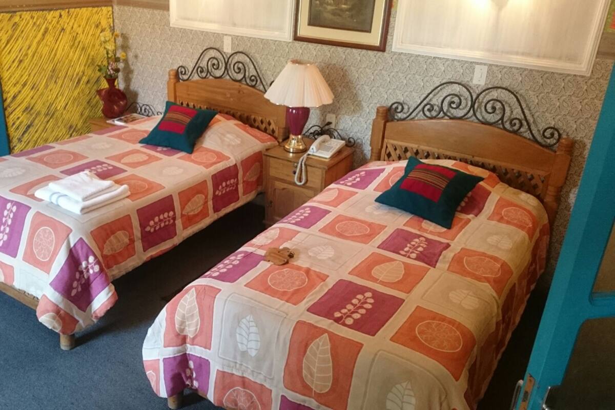 Zweibettzimmer | Schallisolierte Zimmer, Bügeleisen/Bügelbrett, kostenloses WLAN