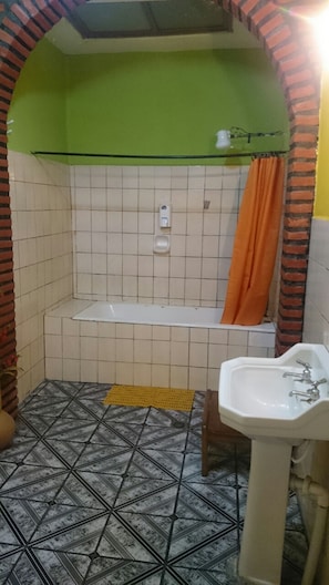 Shower, free toiletries, towels