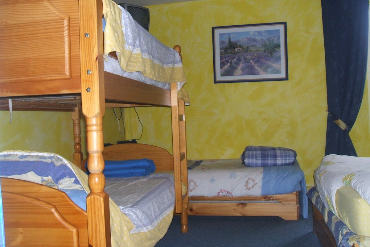 Premium bedding, in-room safe, individually decorated, soundproofing