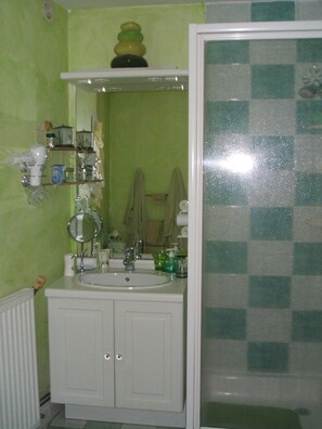 Kostenlose Toilettenartikel, Haartrockner, Bademäntel, Hausschuhe