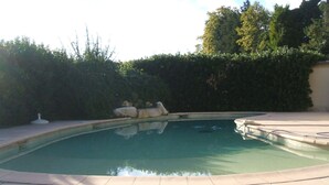 Outdoor pool, pool umbrellas, sun loungers - Mas des Retrouvailles (Chateaurenard)