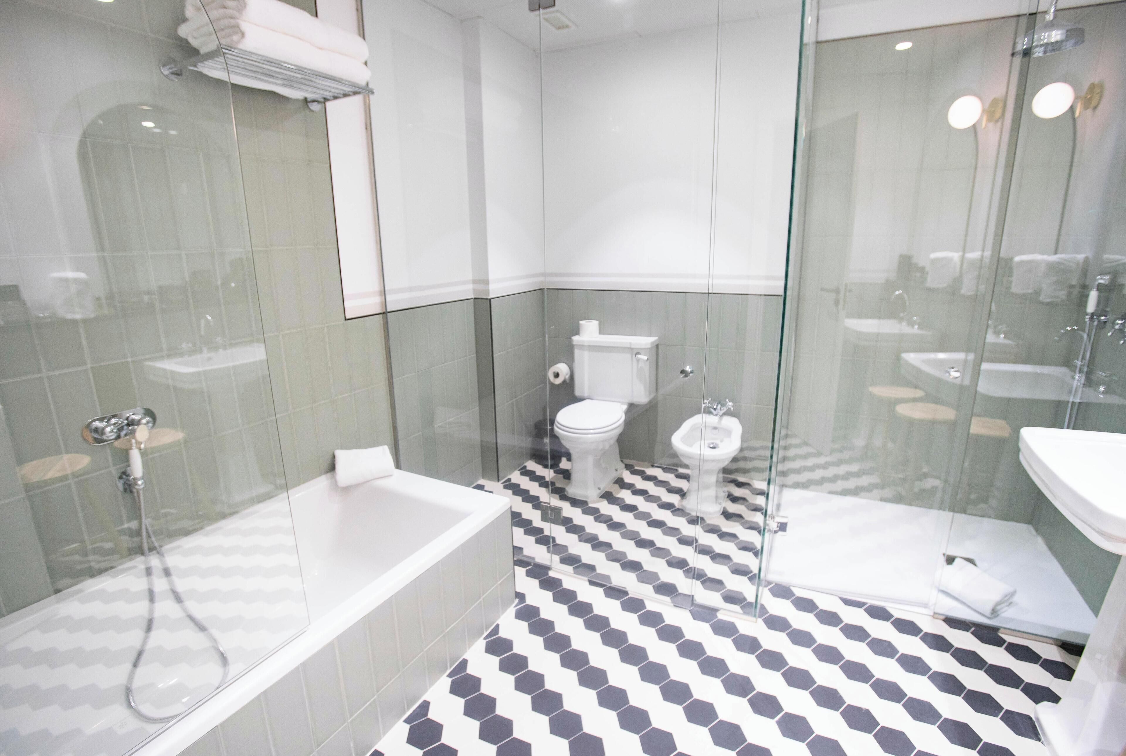 free toiletries, hair dryer