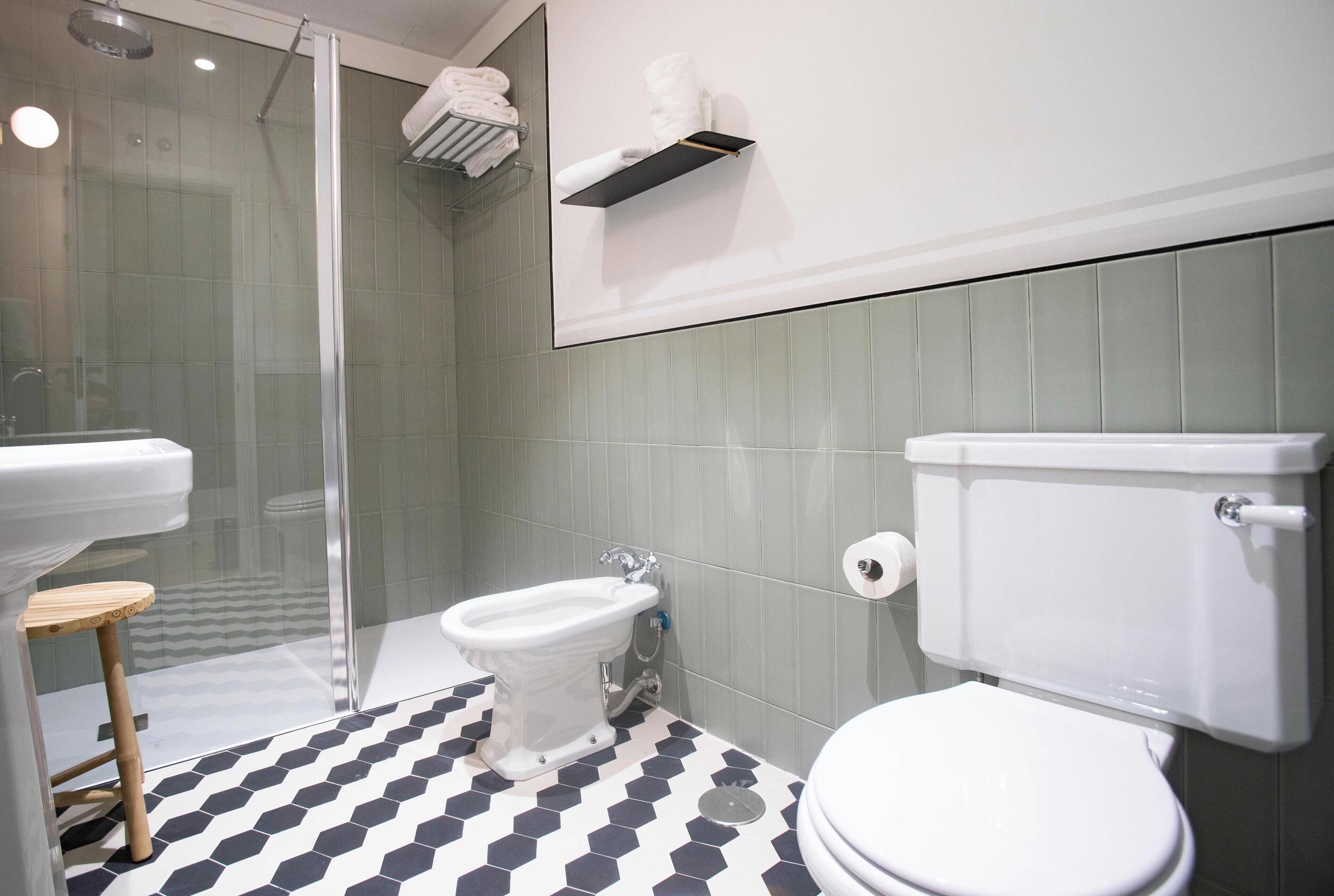 free toiletries, hair dryer