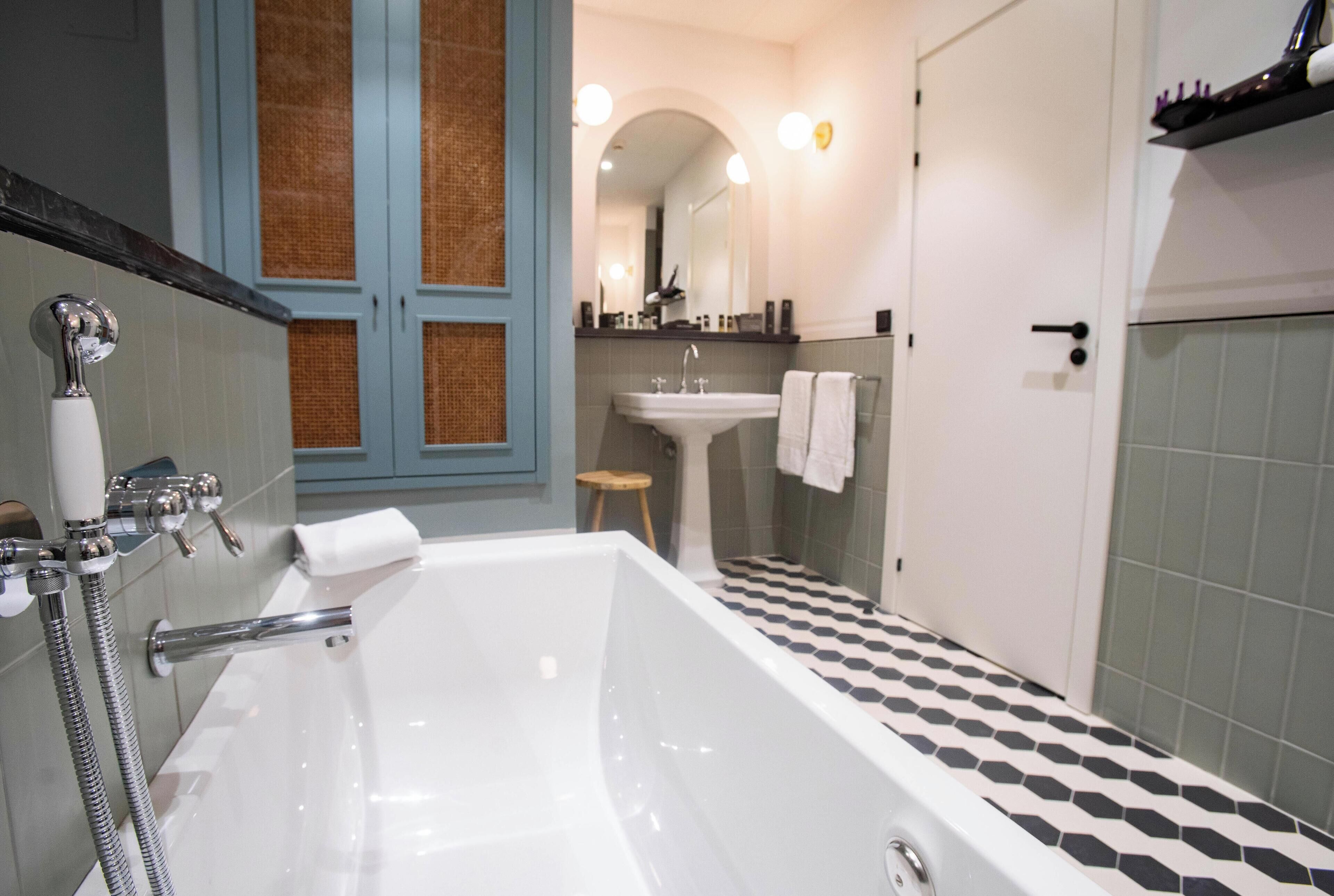 free toiletries, hair dryer