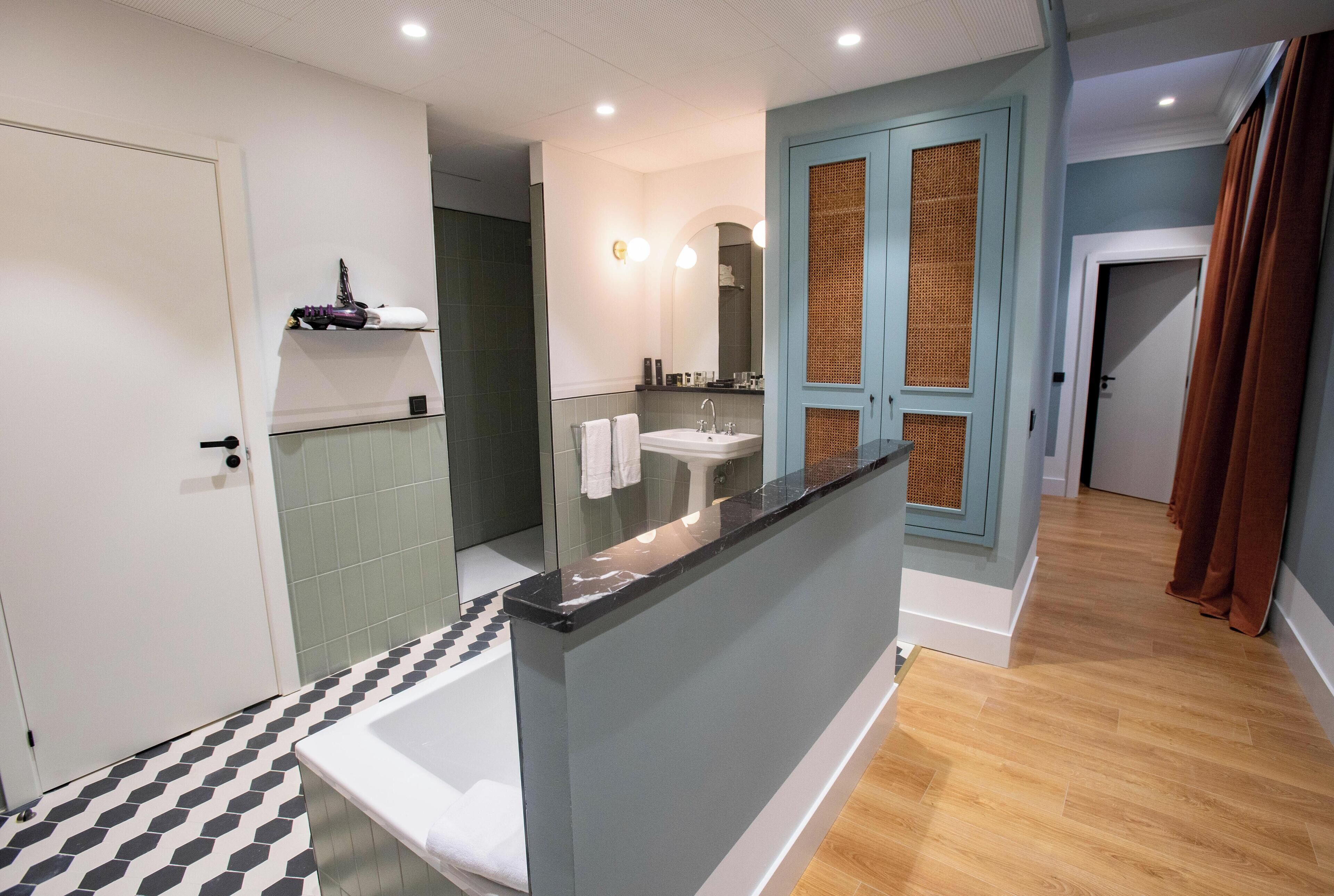 free toiletries, hair dryer