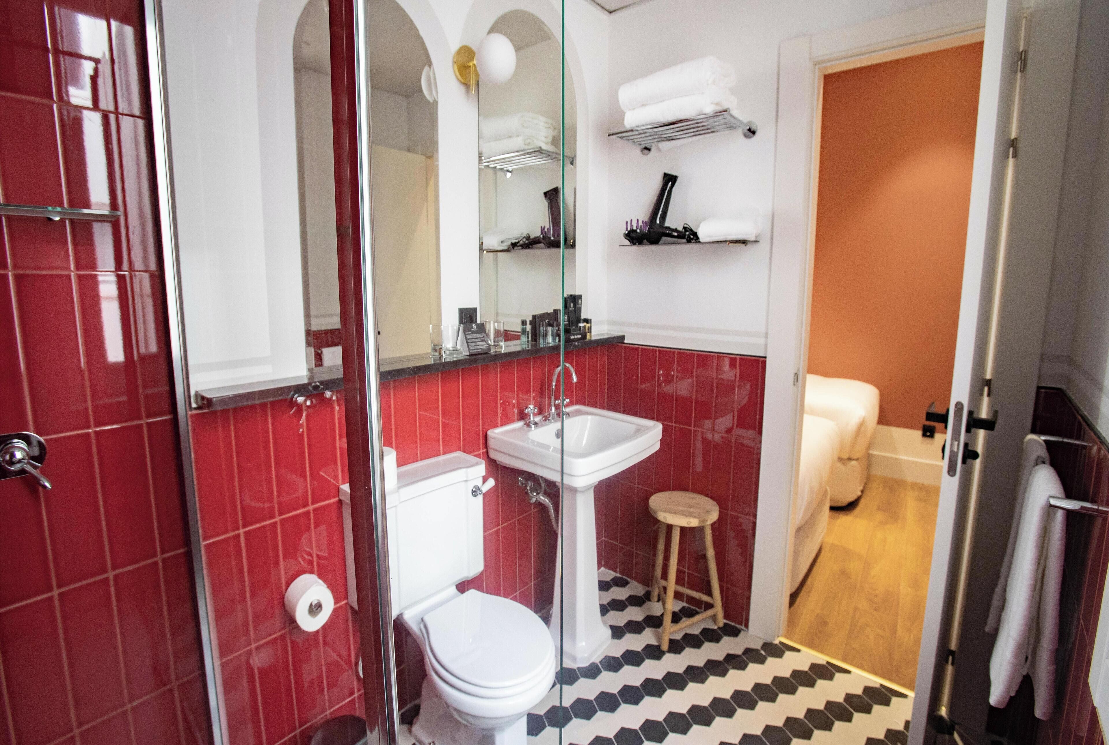 free toiletries, hair dryer