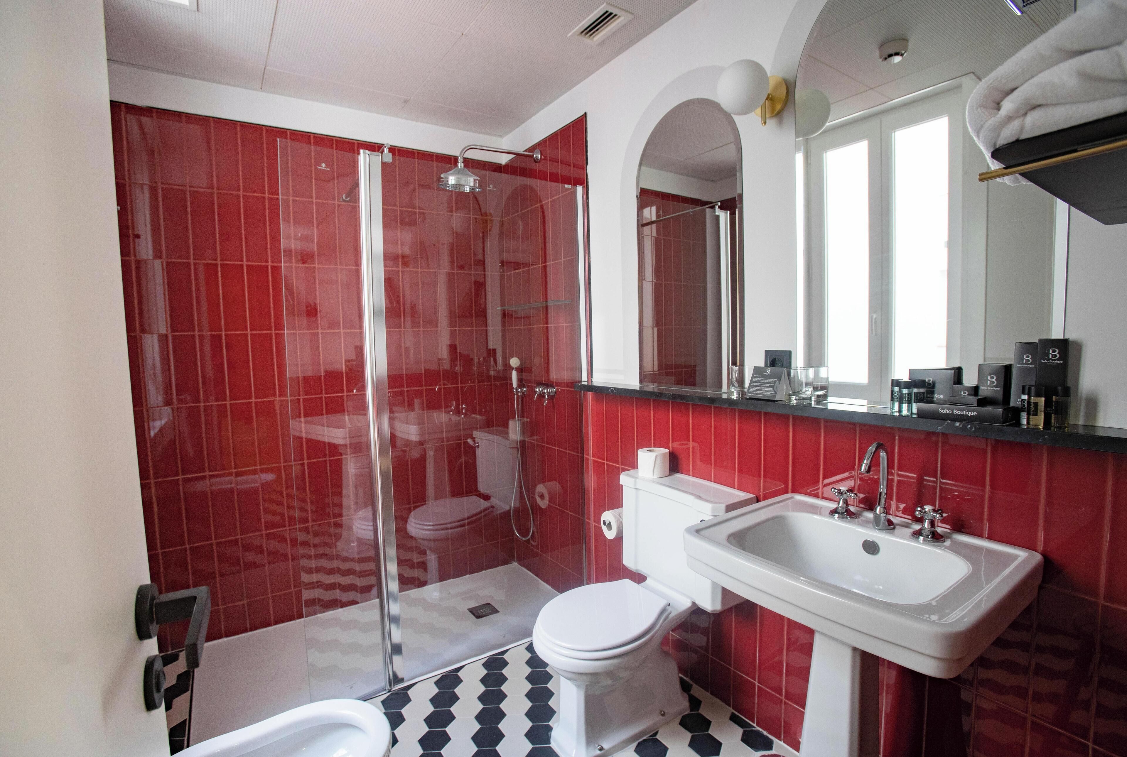 free toiletries, hair dryer