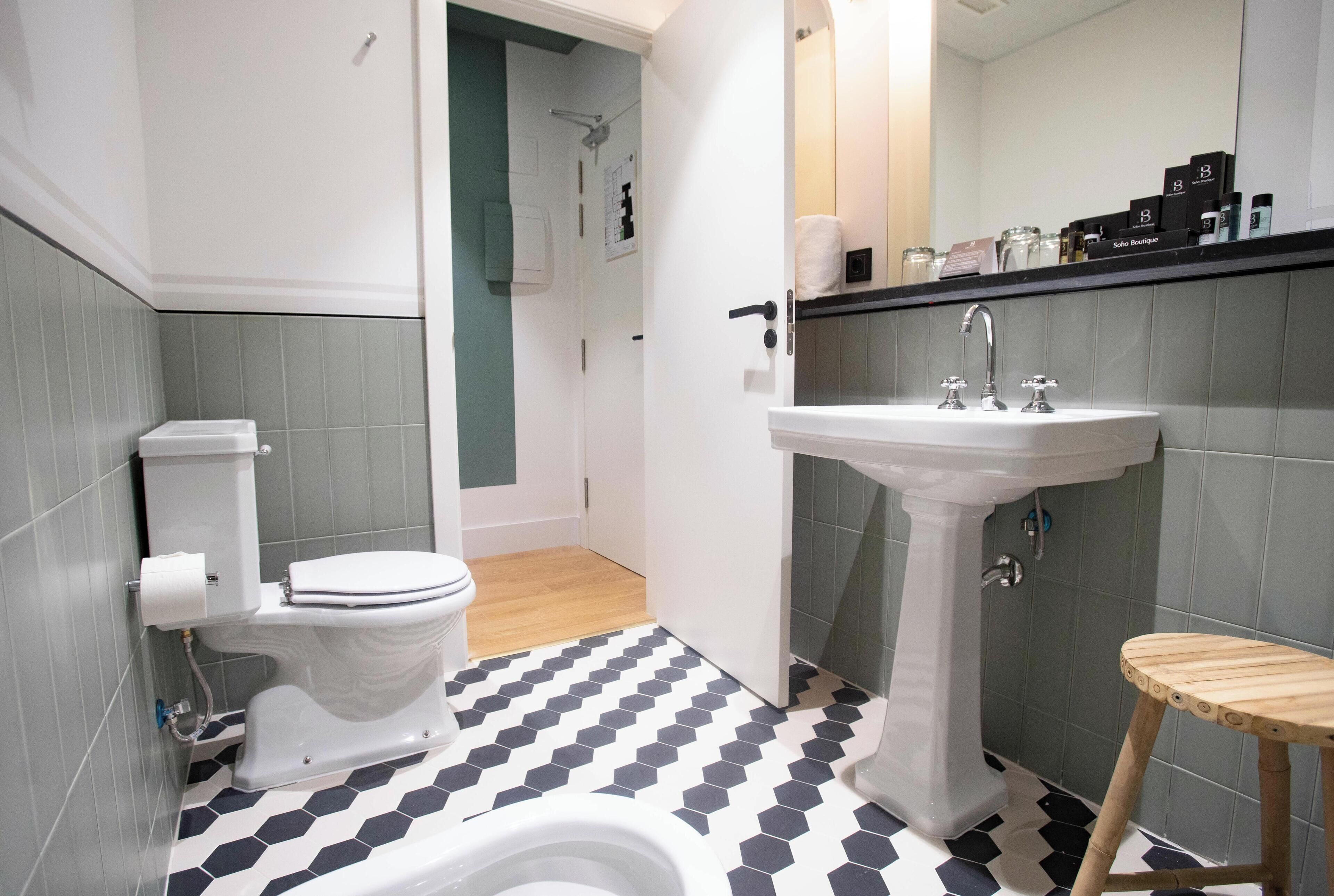 free toiletries, hair dryer