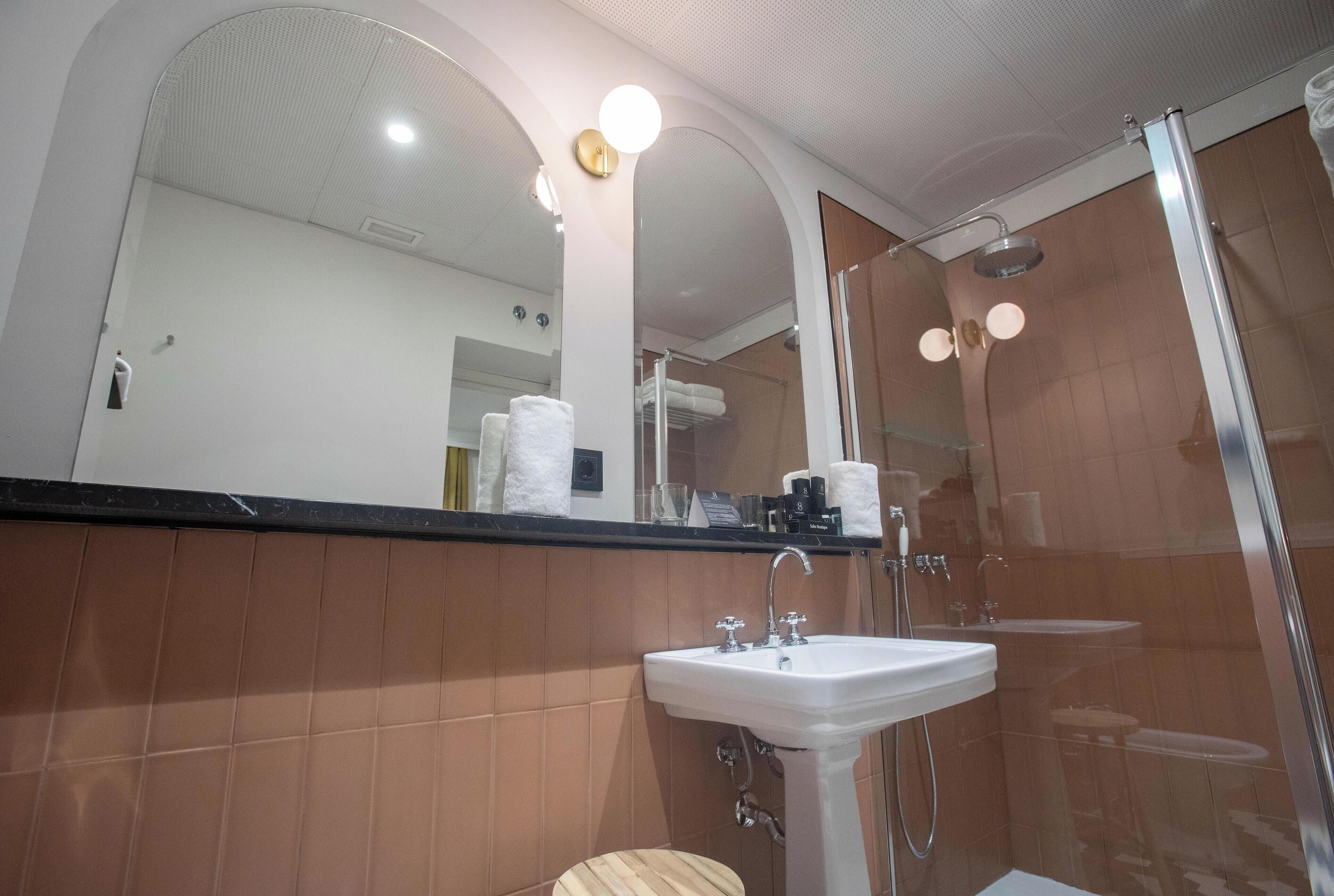 free toiletries, hair dryer