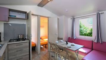 Mobile Home (Titania) | Private kitchenette | Full-size fridge, microwave, electric kettle, cookware/dishes/utensils