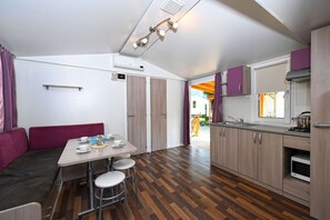 Mobile Home (Titania) | Private kitchenette | Full-sized fridge, microwave, electric kettle, cookware/dishes/utensils - Camping Punta Lago (Calceranica al Lago)