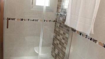 Een douche, handdoeken